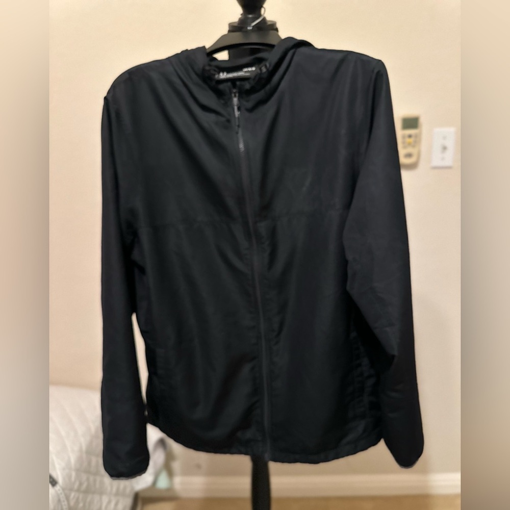 Under Armour Jumper Wind Jacket Long‎ Sleeve Hood
Sz Large. Excellent condition.